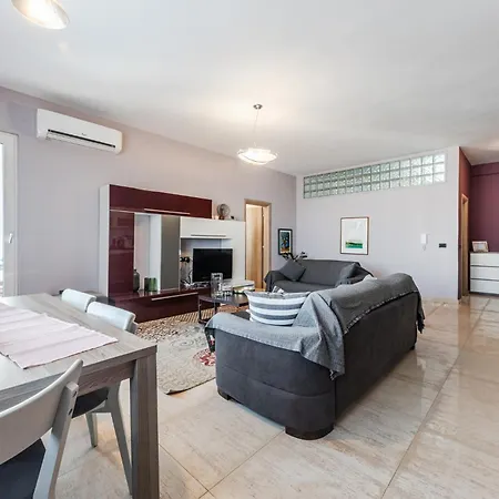 Main Square Apartment *