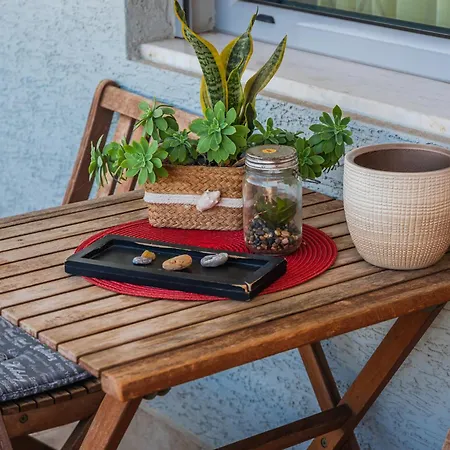 Main Square Apartment *