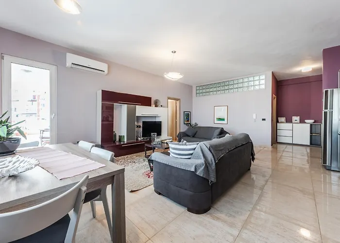 Main Square Apartment *